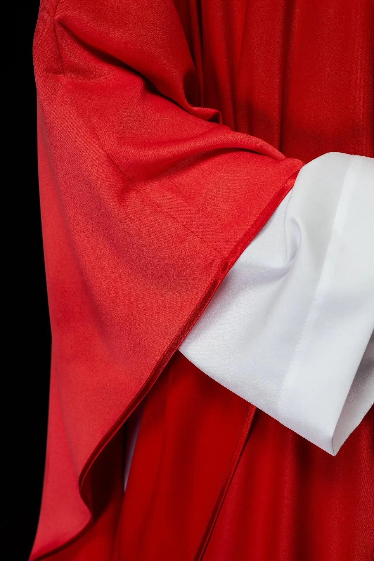 Ornat liturgiczny z bogato haftowanym pasem w czerwonym haftowanym krzyżu