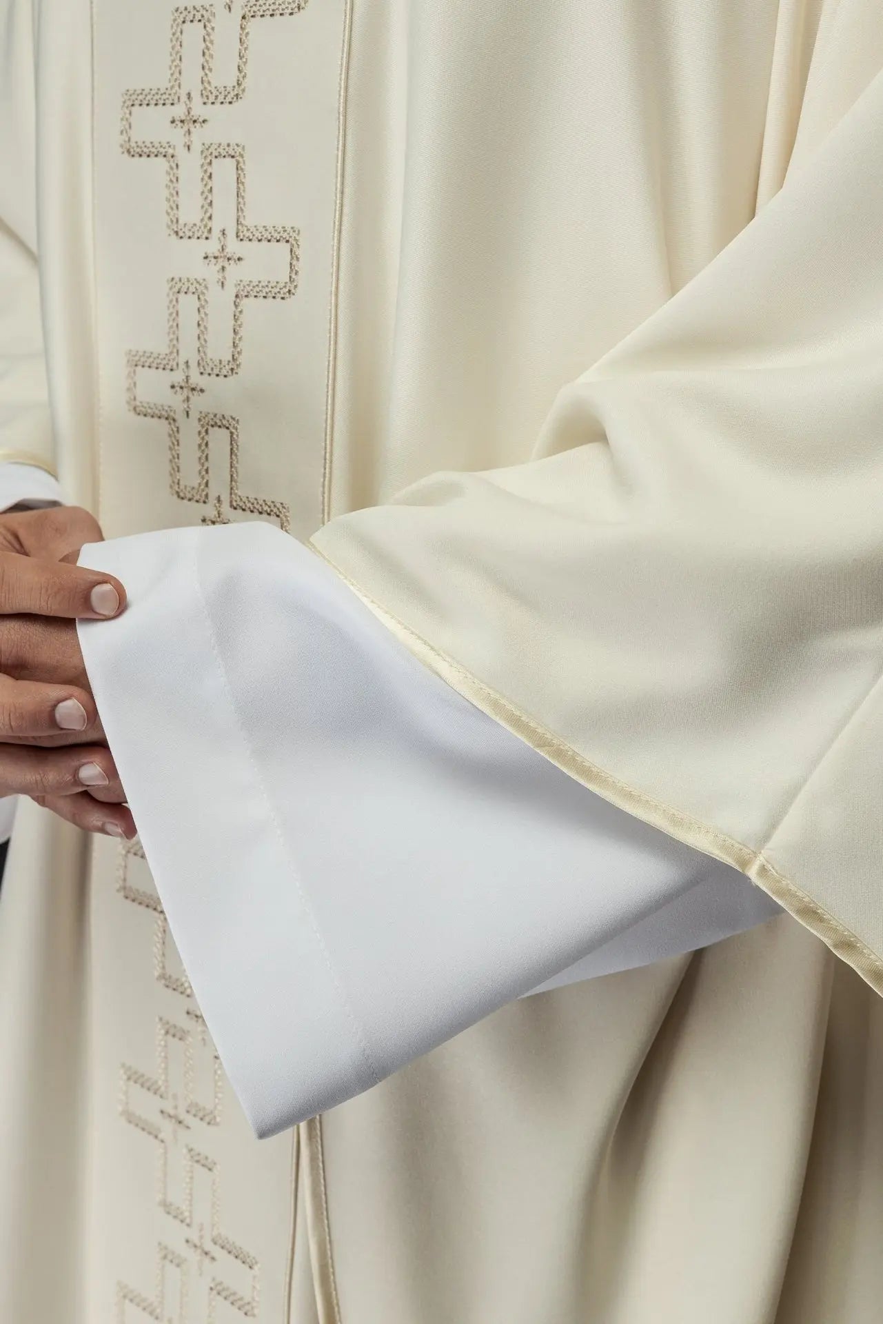 Ornat liturgiczny z bogato haftowanym pasem w ecru haftowanym krzyżu