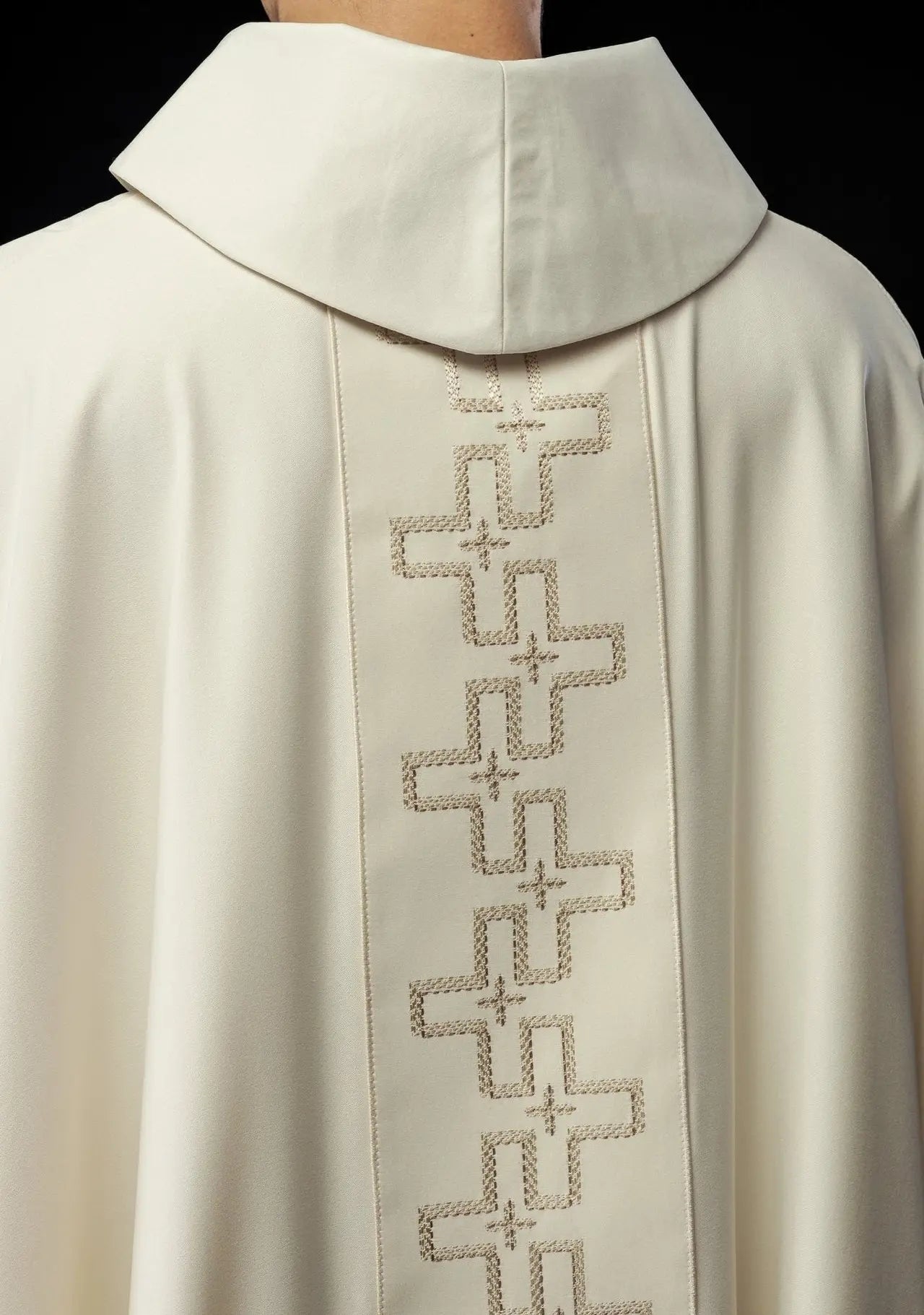 Ornat liturgiczny z bogato haftowanym pasem w ecru haftowanym krzyżu