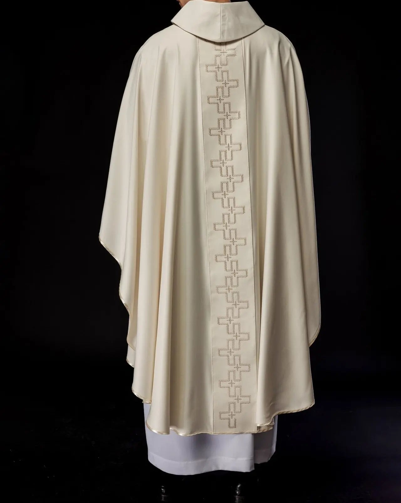 Ornat liturgiczny z bogato haftowanym pasem w ecru haftowanym krzyżu