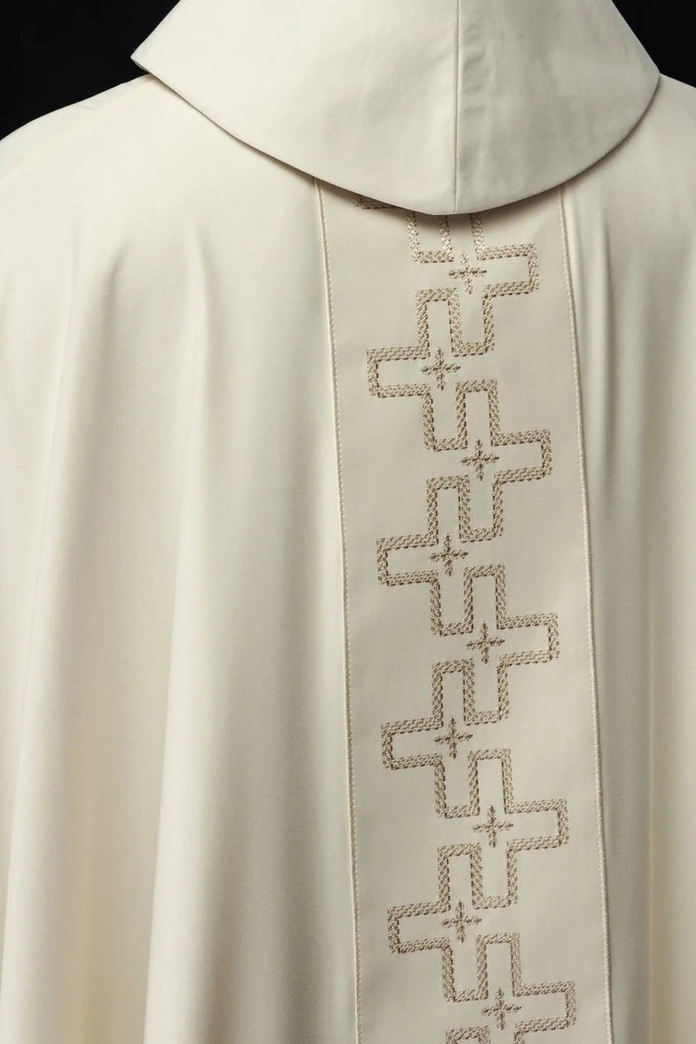 Ornat liturgiczny z bogato haftowanym pasem w ecru haftowanym krzyżu