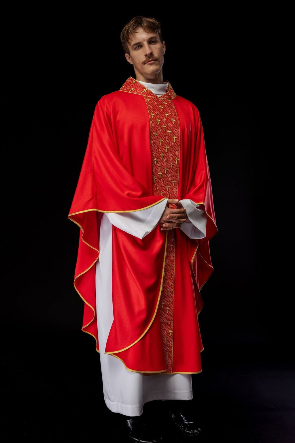 Ornat z bogato haftowanym pasem w krzyże w kolorze czerwonym