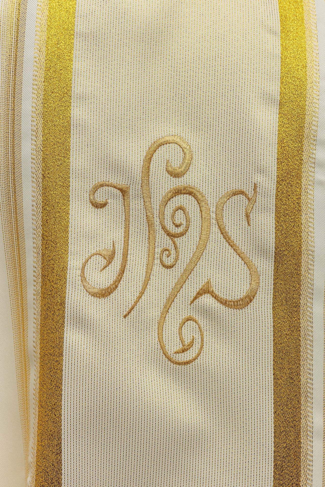 Ornat z bogatymi złoceniami i motywem IHS