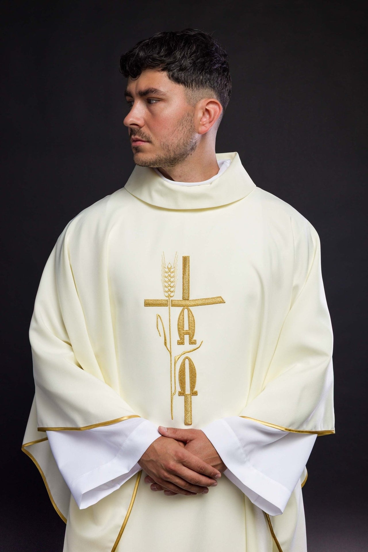 Ornat z haftem Alfa Omega w kolorze ecru