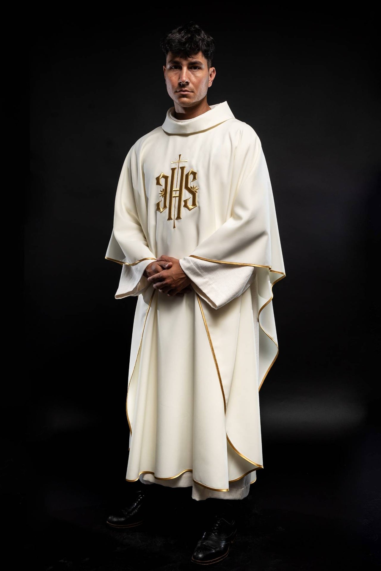 Ornat z haftem IHS w kolorze ecru