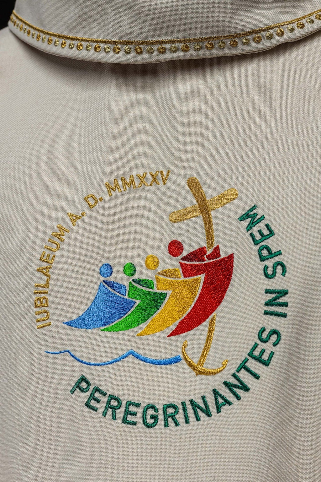 Ornat z haftem JUBILEUSZ RZYM 2025 z lamówką na kołnierzu w kolorze ecru