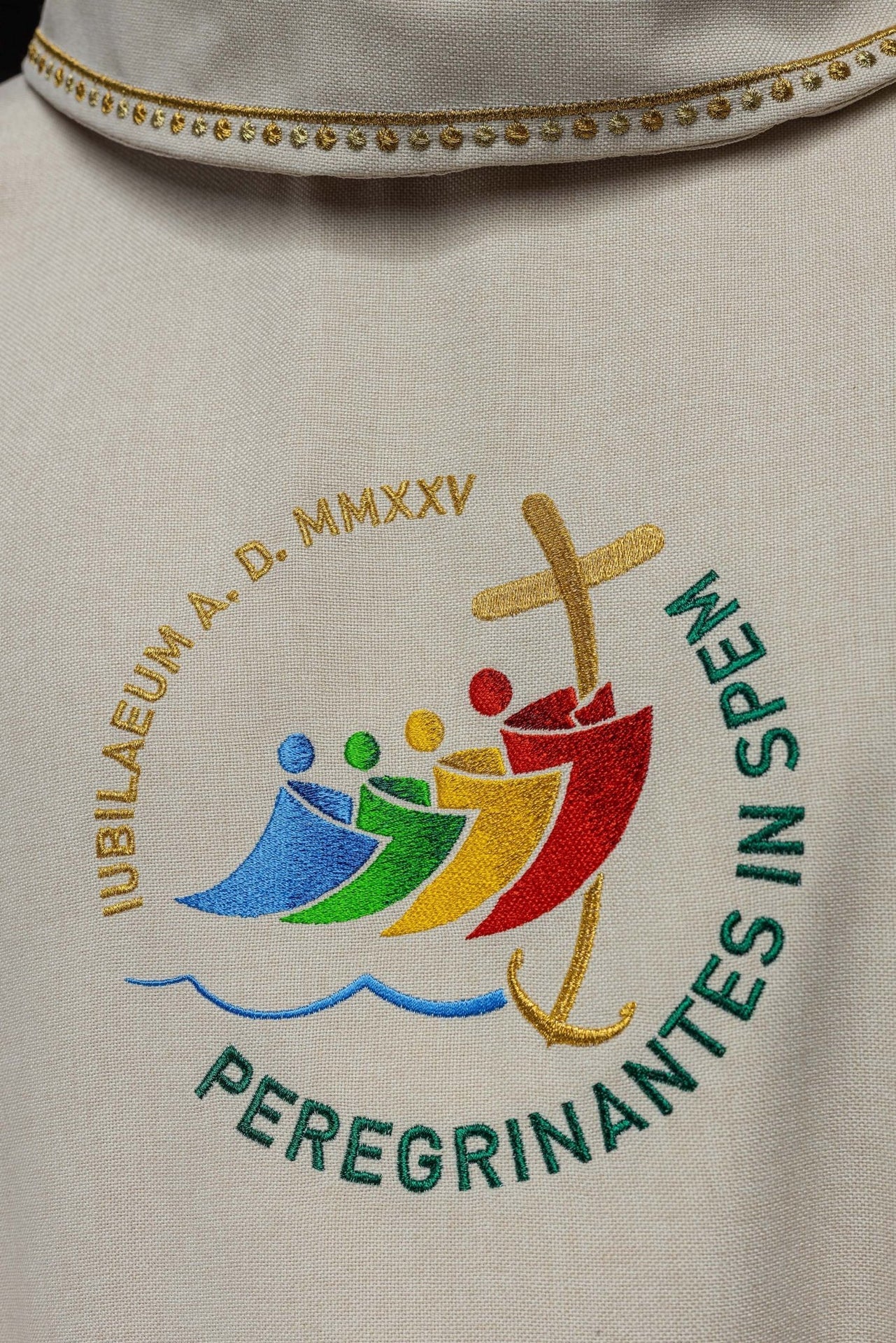 Ornat z haftem JUBILEUSZ RZYM 2025 z lamówką na kołnierzu w kolorze ecru