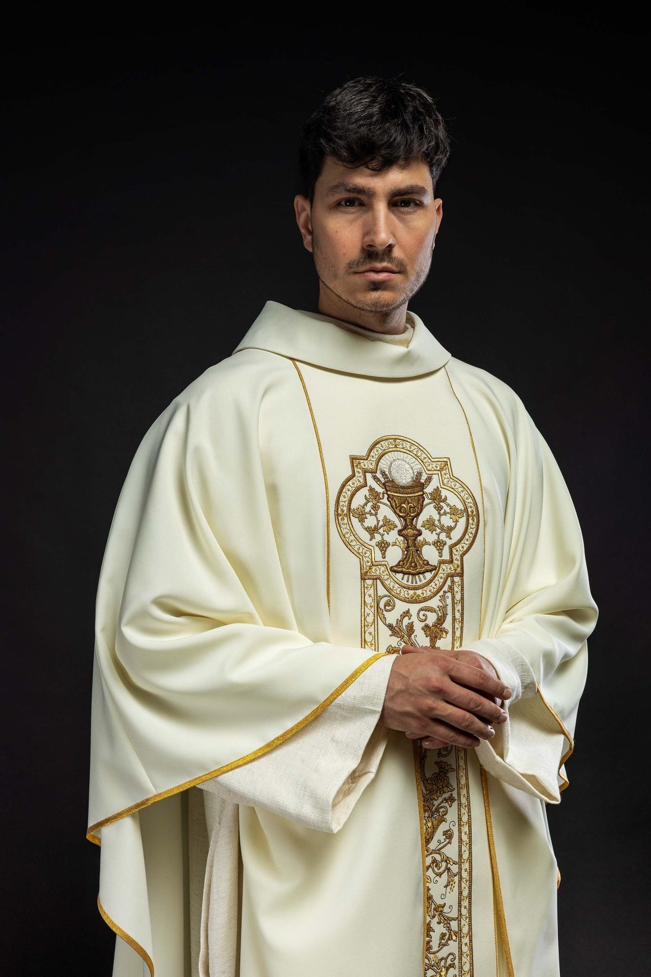 Ornat z haftem kielicha eucharystycznego w kolorze ecru