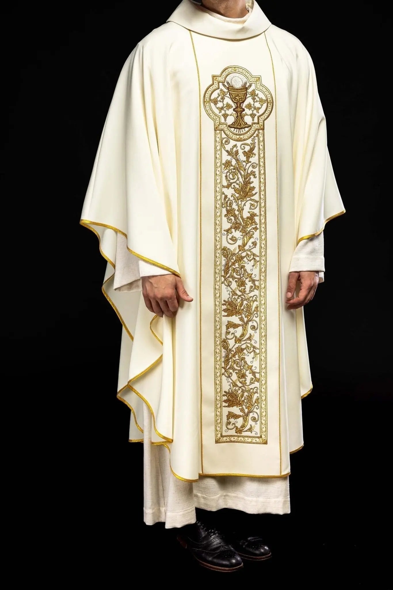 Ornat z haftem kielicha eucharystycznego w kolorze ecru