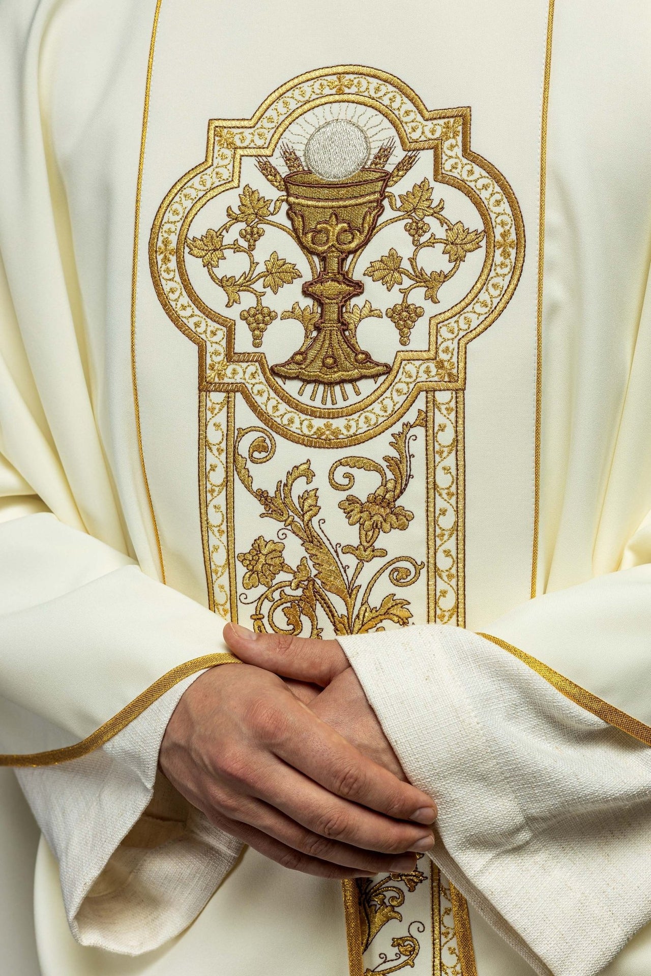Ornat z haftem kielicha eucharystycznego w kolorze ecru