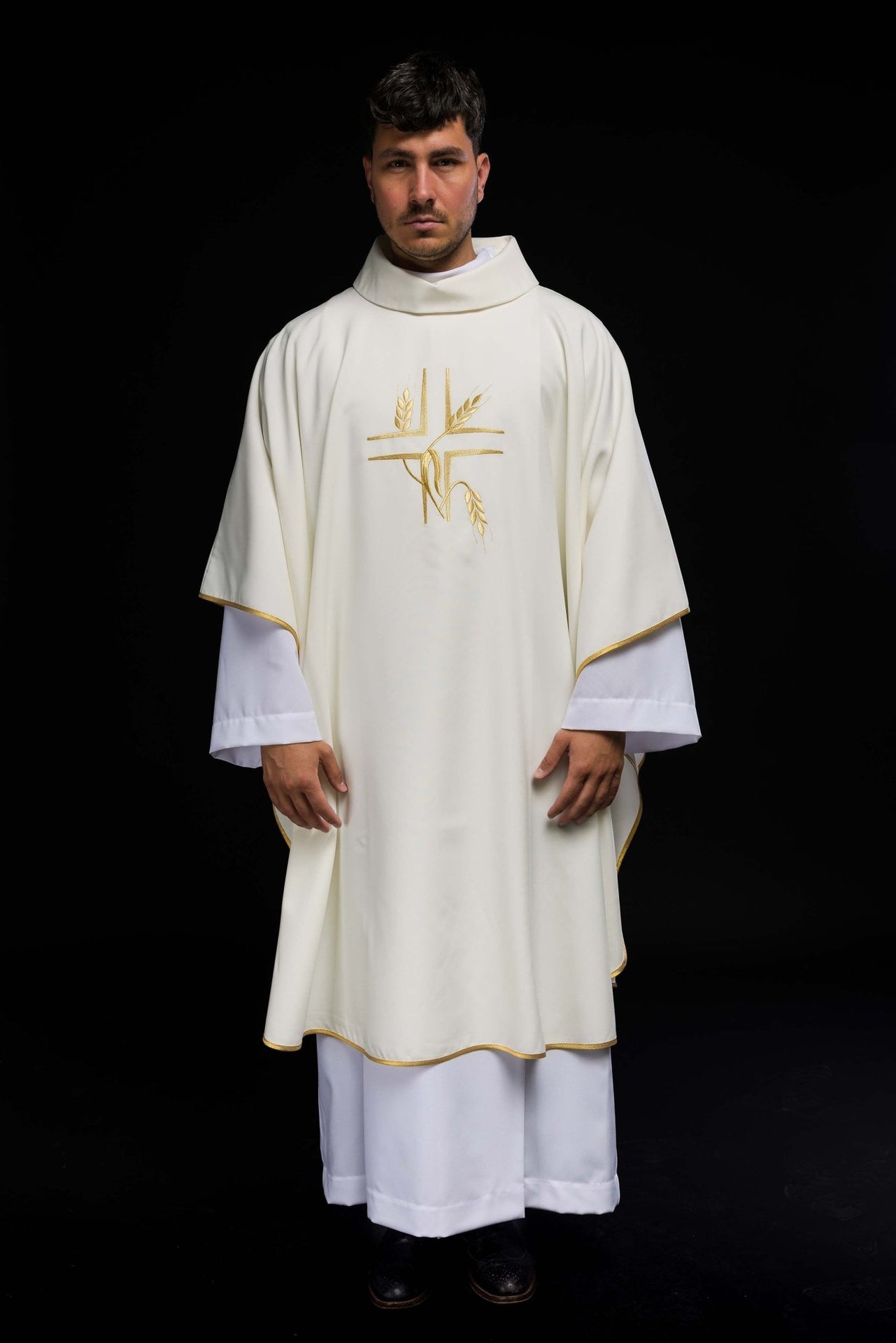 Ornat z haftem Krzyża w kolorze ecru