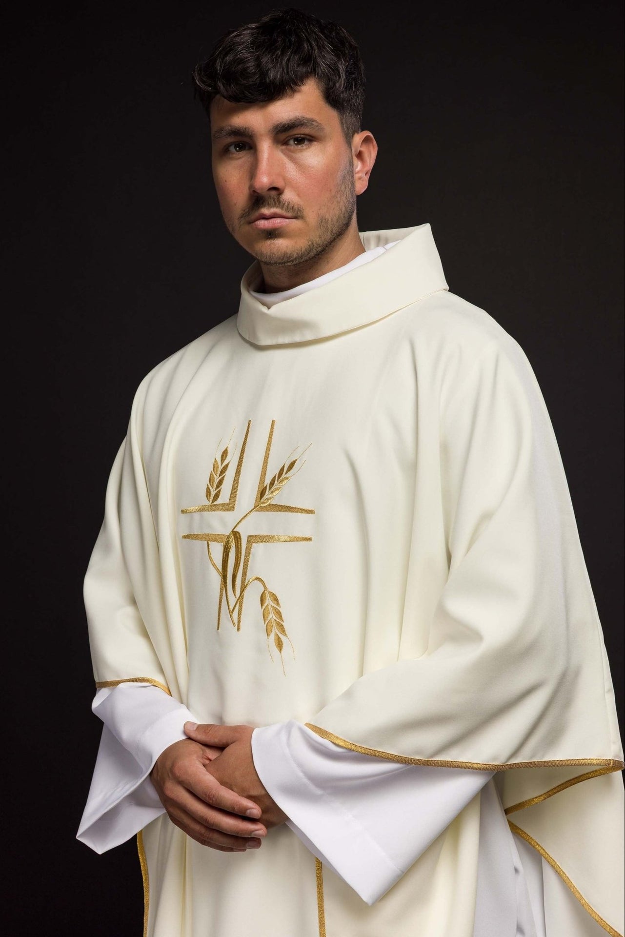 Ornat z haftem Krzyża w kolorze ecru