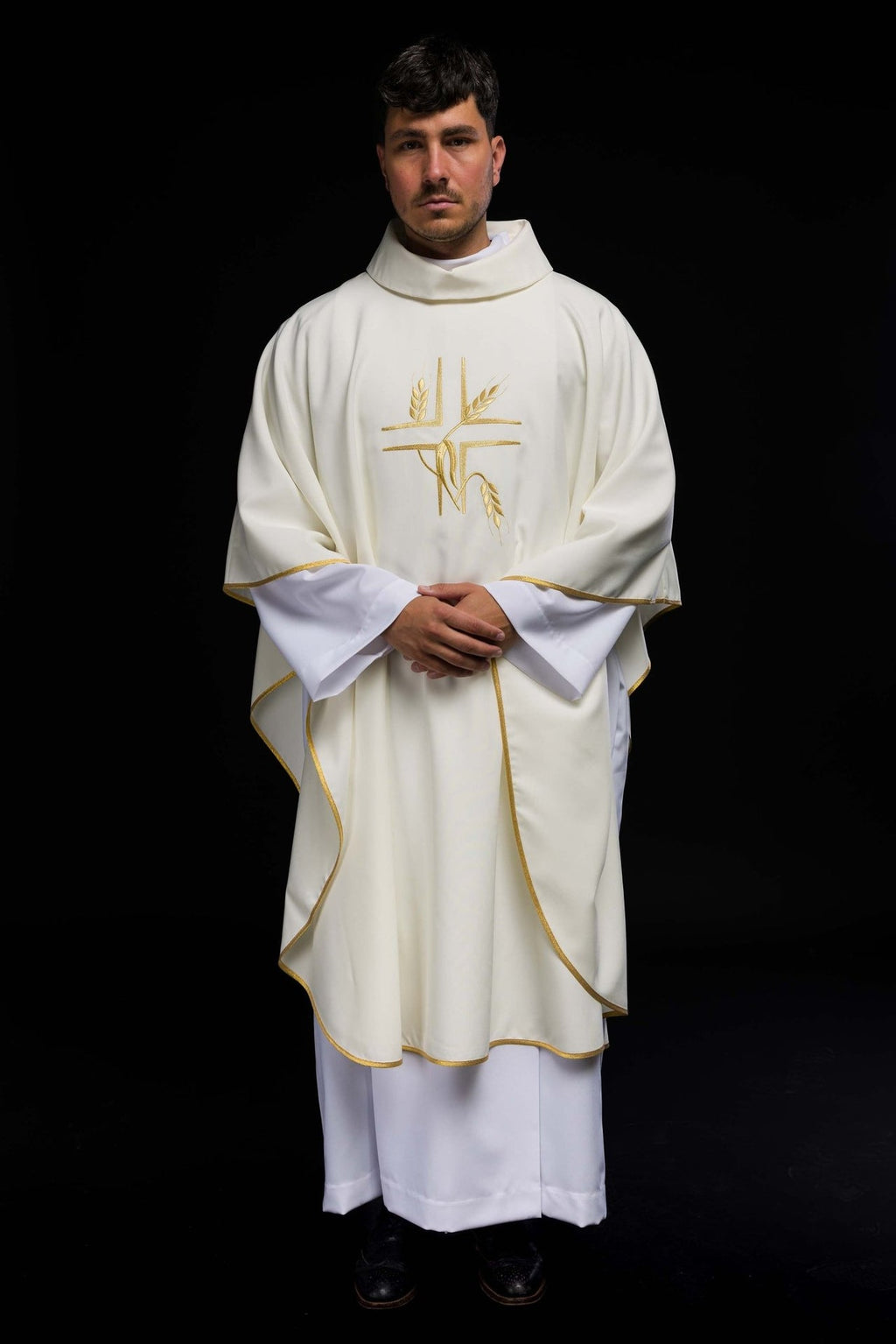 Ornat z haftem Krzyża w kolorze ecru