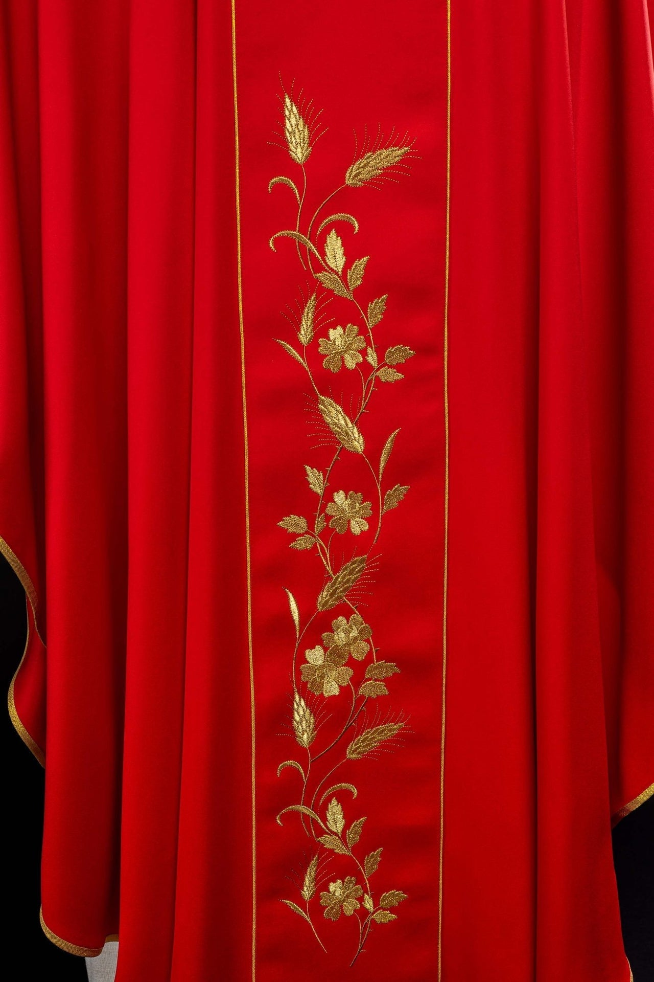 Ornat z haftowanym krzyżem i kłosami w kolorze czerwonym