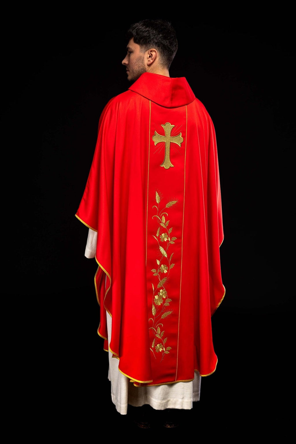 Ornat z haftowanym krzyżem i kłosami w kolorze czerwonym