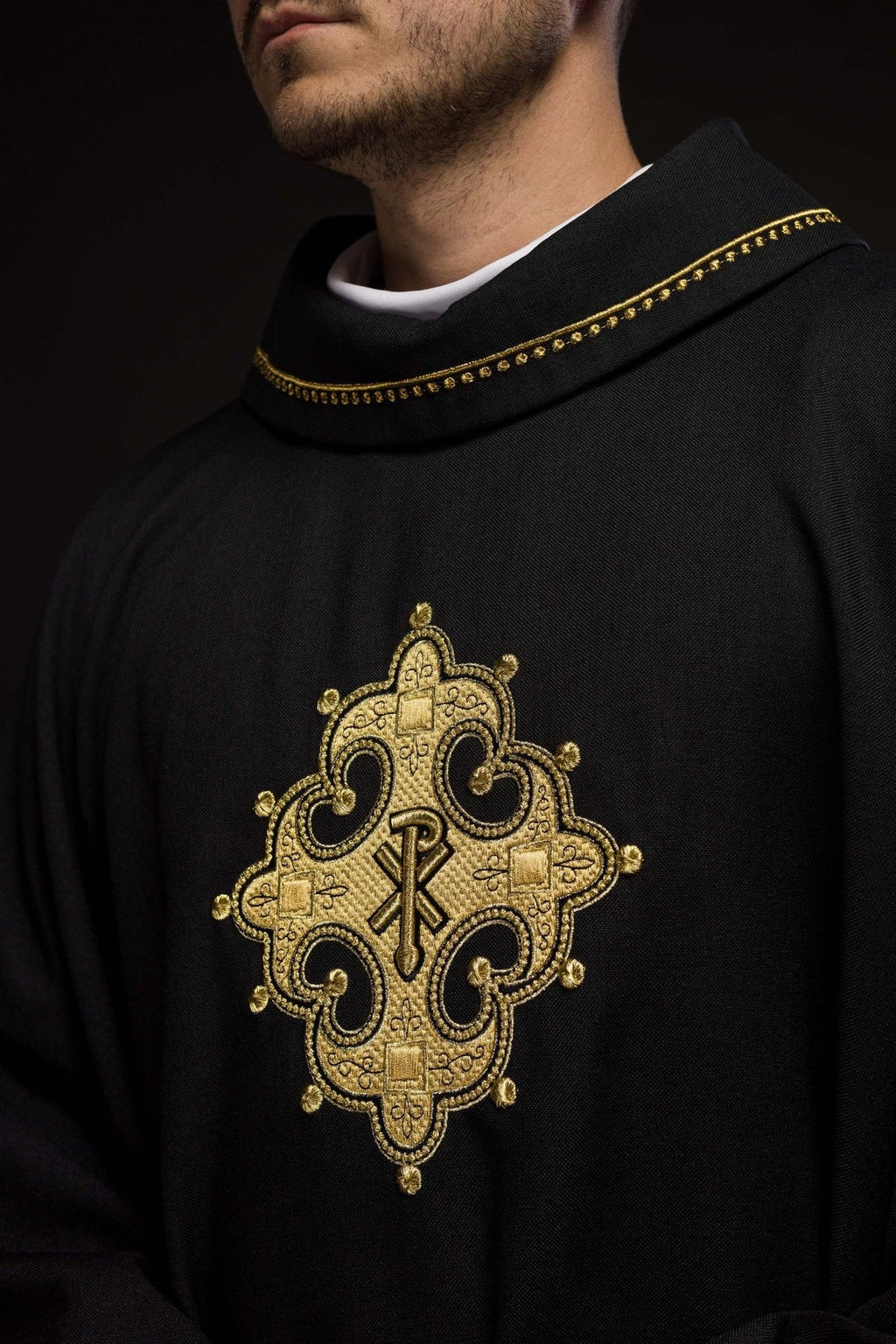 Ornat z haftowanym krzyżem i złotą lamówką na kołnierzu w kolorze czarnym