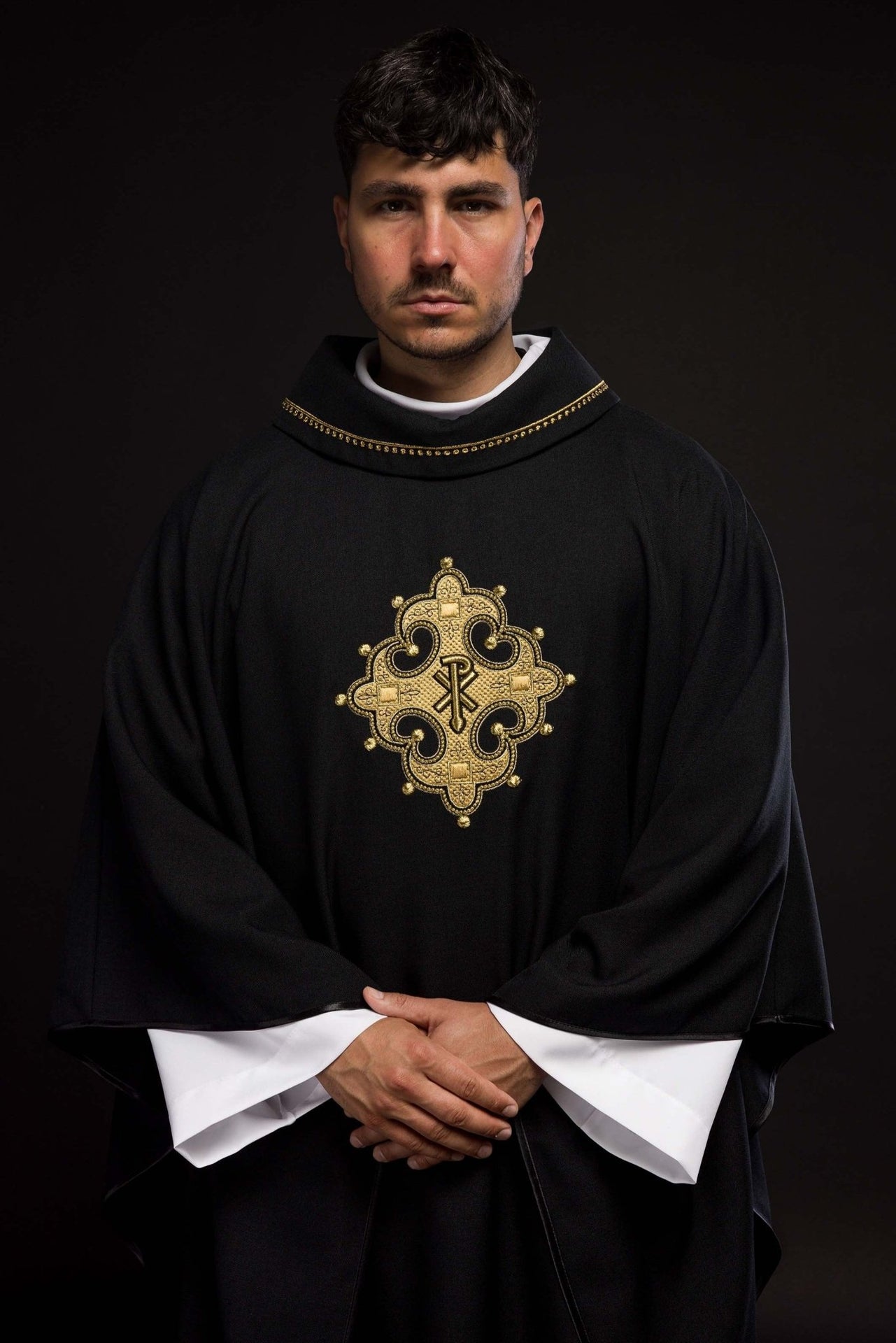 Ornat z haftowanym krzyżem i złotą lamówką na kołnierzu w kolorze czarnym
