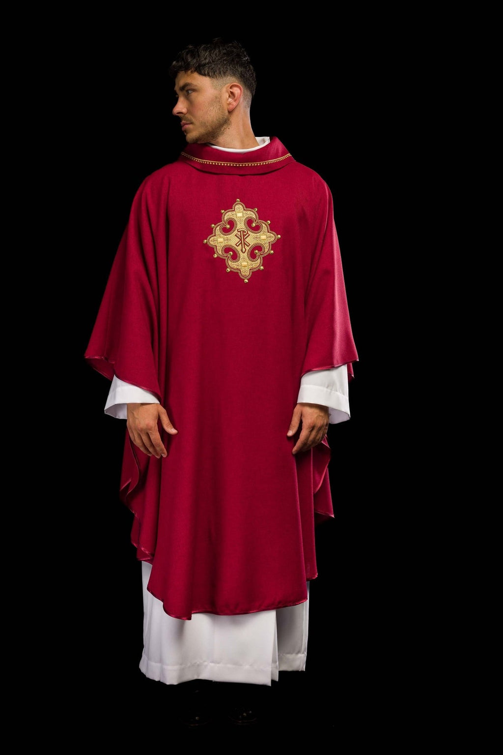 Ornat z haftowanym krzyżem i złotą lamówką na kołnierzu w kolorze czerwonym