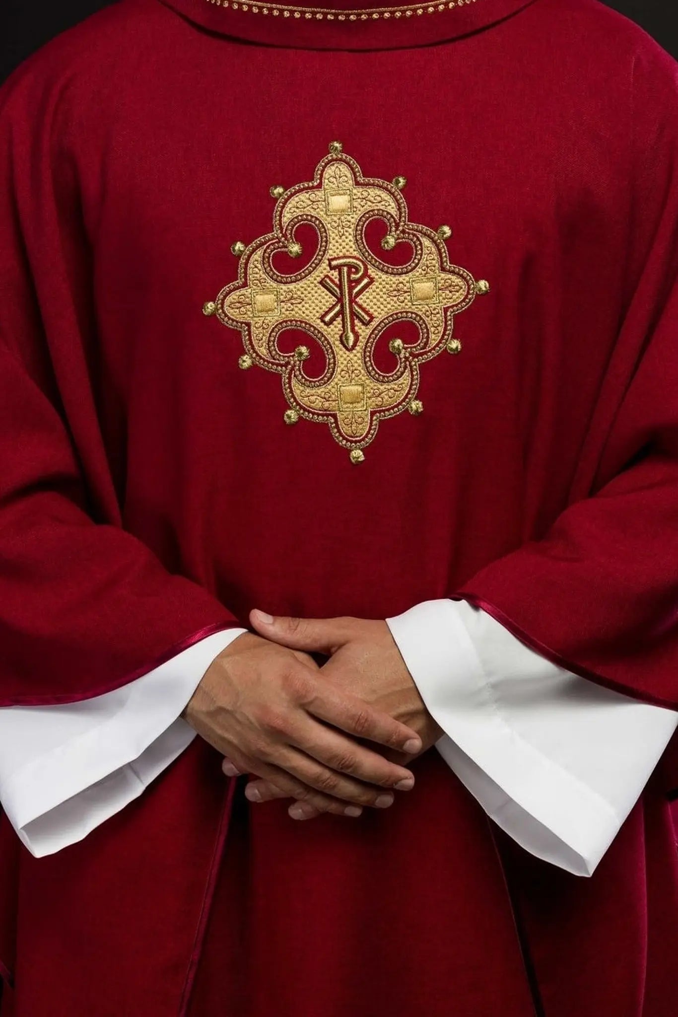 Ornat z haftowanym krzyżem i złotą lamówką na kołnierzu w kolorze czerwonym