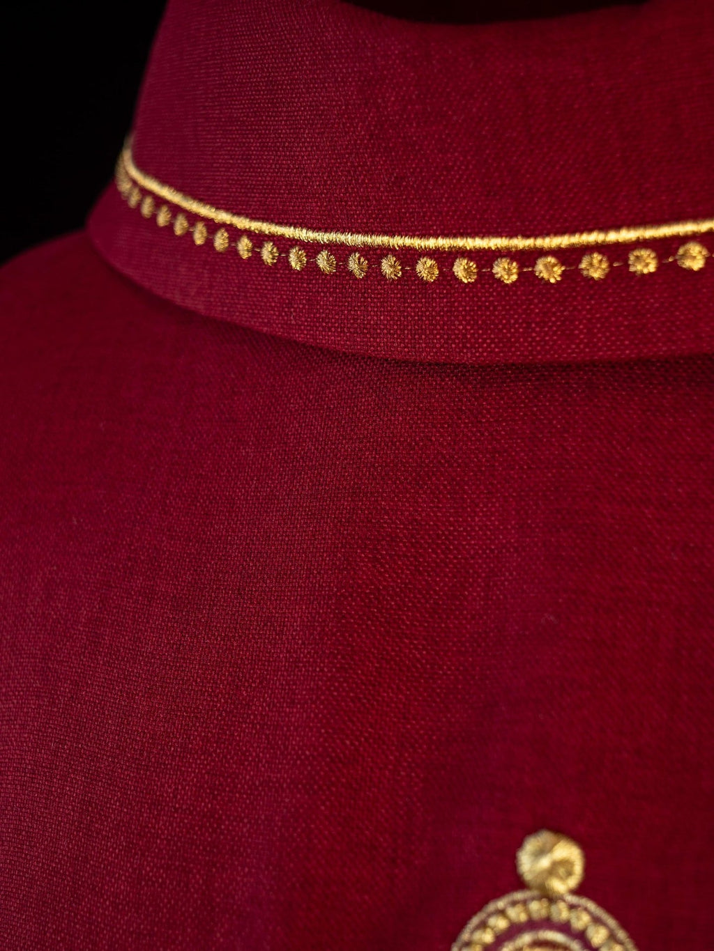 Ornat z haftowanym krzyżem i złotą lamówką na kołnierzu w kolorze czerwonym