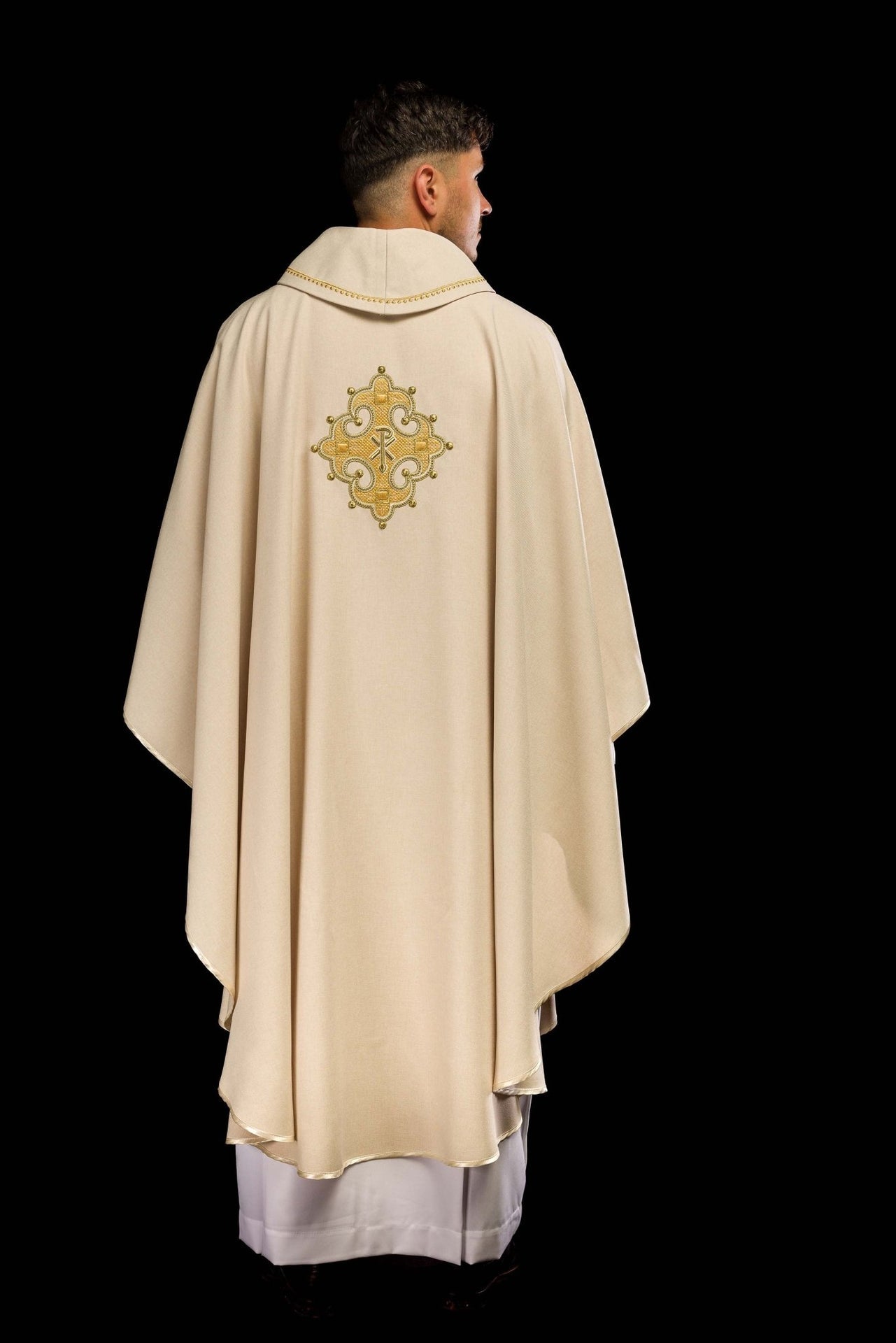 Ornat z haftowanym krzyżem i złotą lamówką na kołnierzu w kolorze ecru