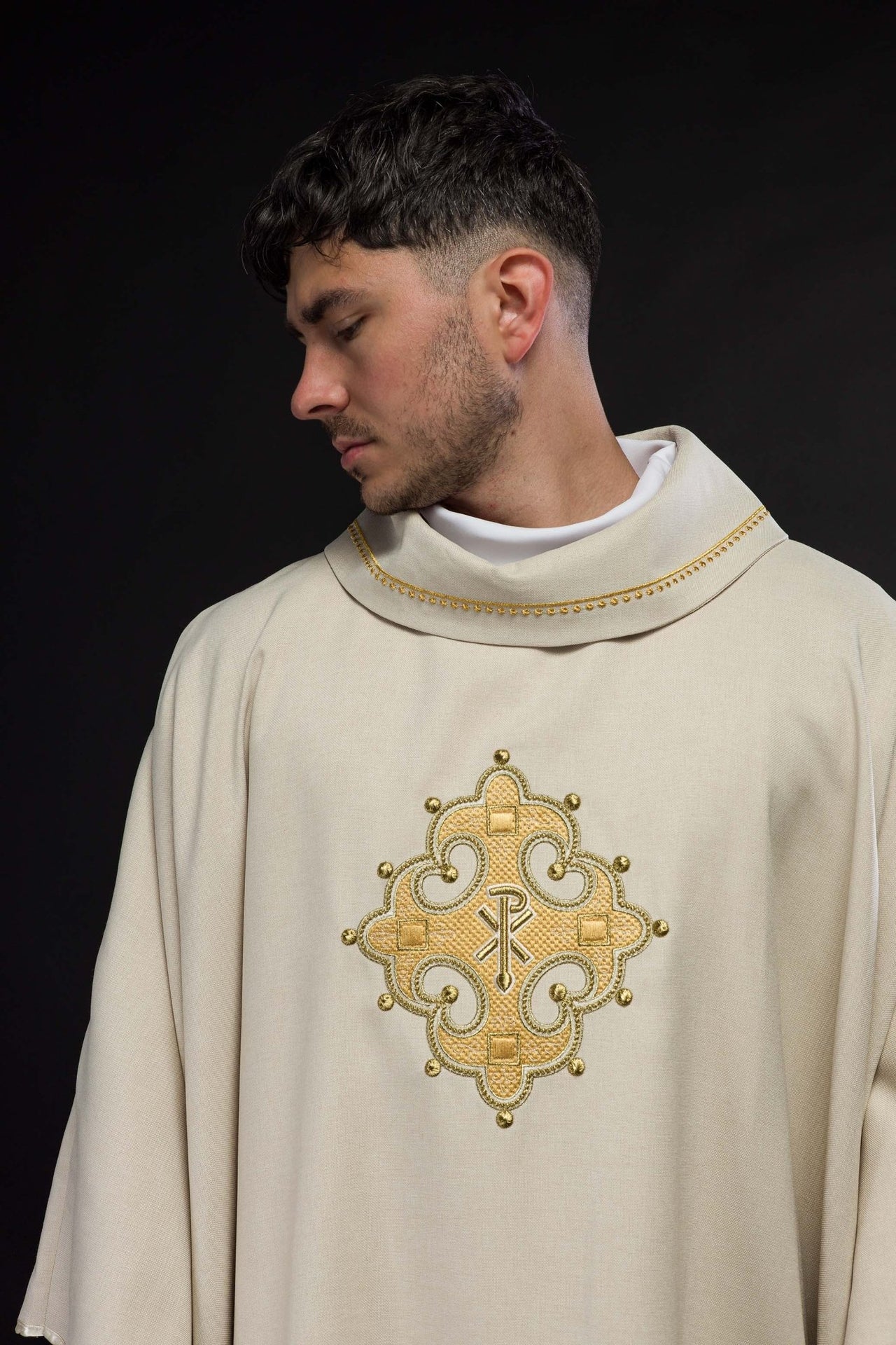 Ornat z haftowanym krzyżem i złotą lamówką na kołnierzu w kolorze ecru