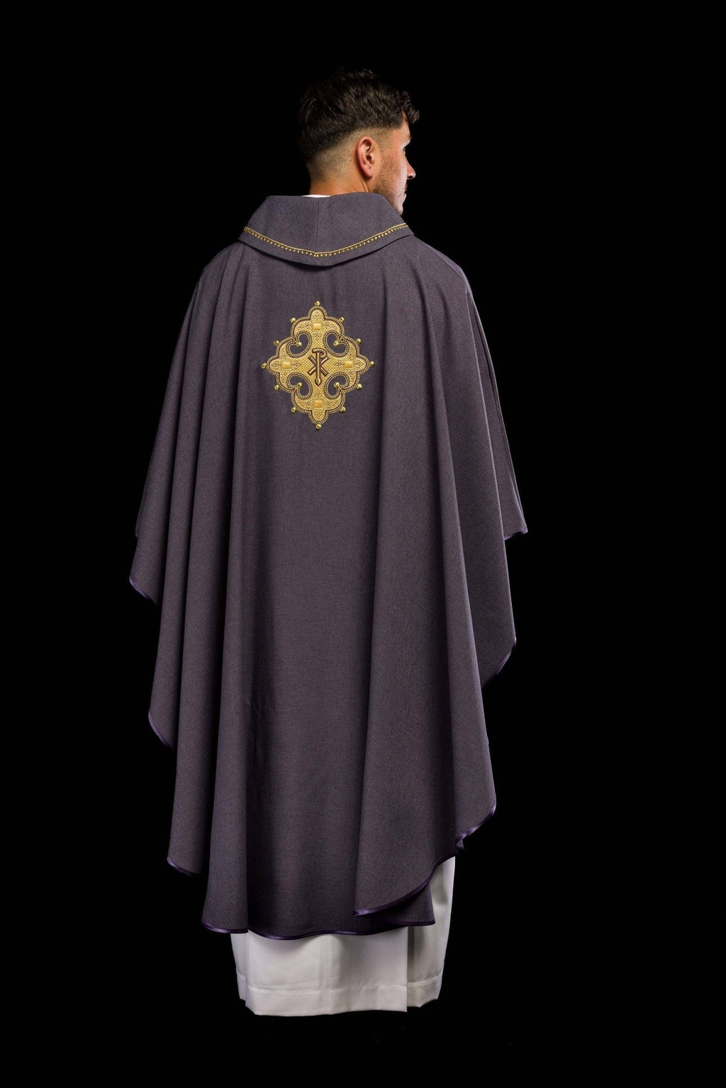 Ornat z haftowanym krzyżem i złotą lamówką na kołnierzu w kolorze fioletowym