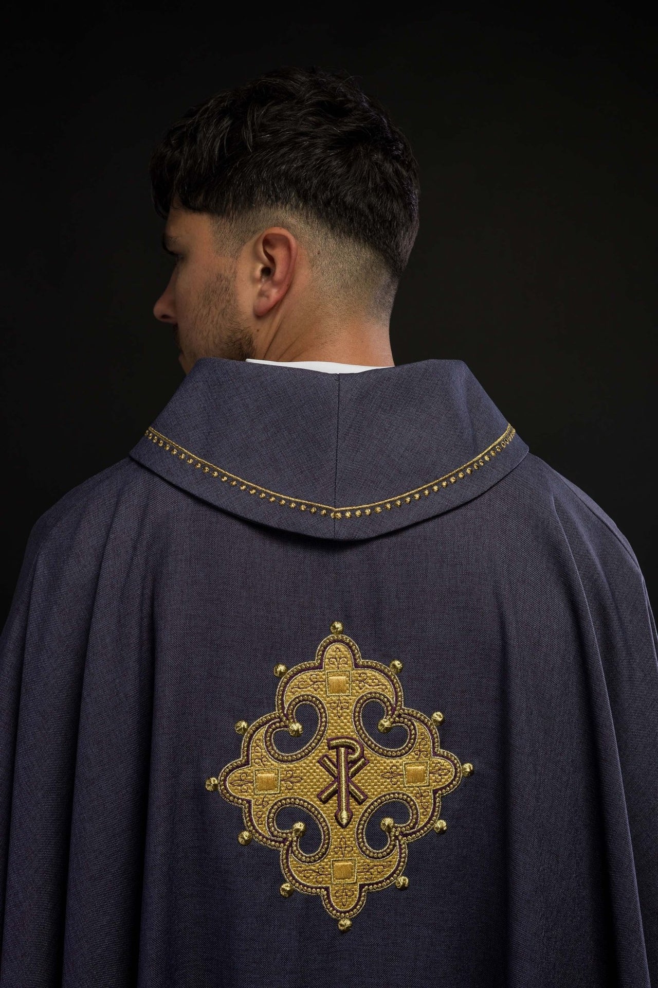 Ornat z haftowanym krzyżem i złotą lamówką na kołnierzu w kolorze fioletowym