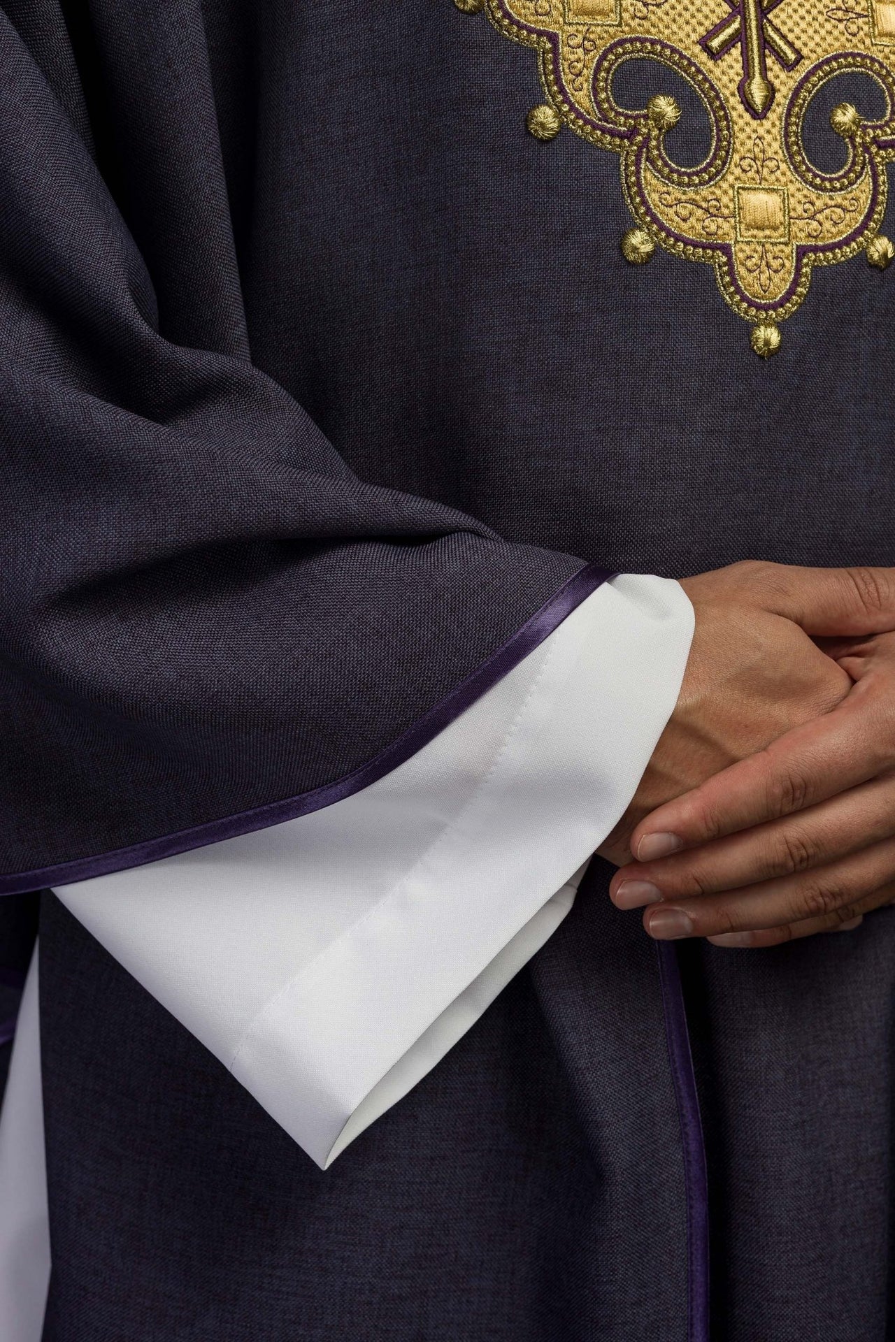 Ornat z haftowanym krzyżem i złotą lamówką na kołnierzu w kolorze fioletowym
