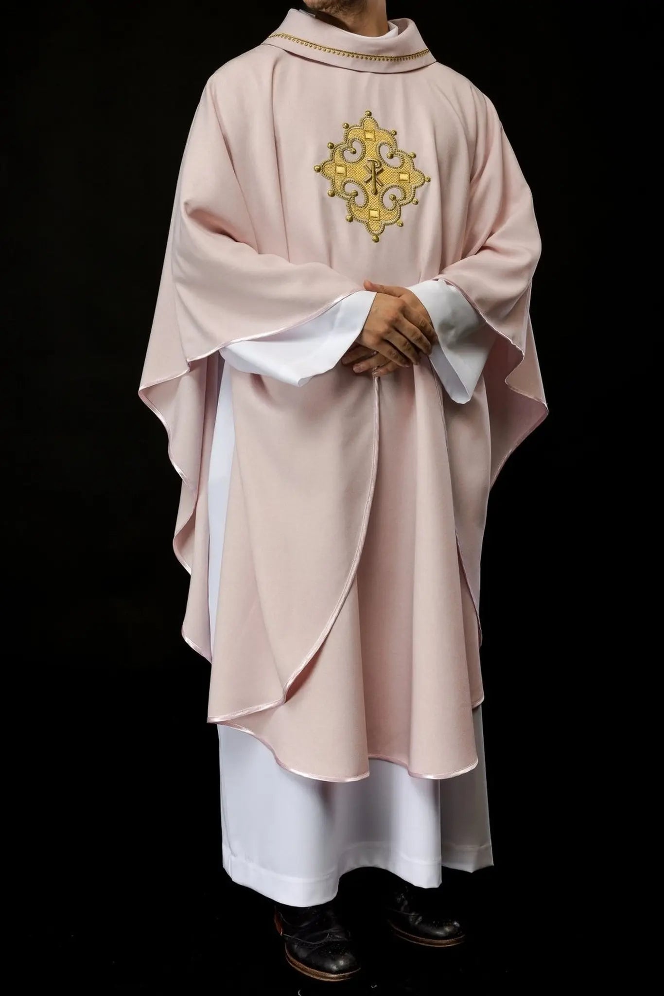 Ornat liturgiczny z haftowanym krzyżem i złotym wykończeniem na kołnierzu w kolorze różowym