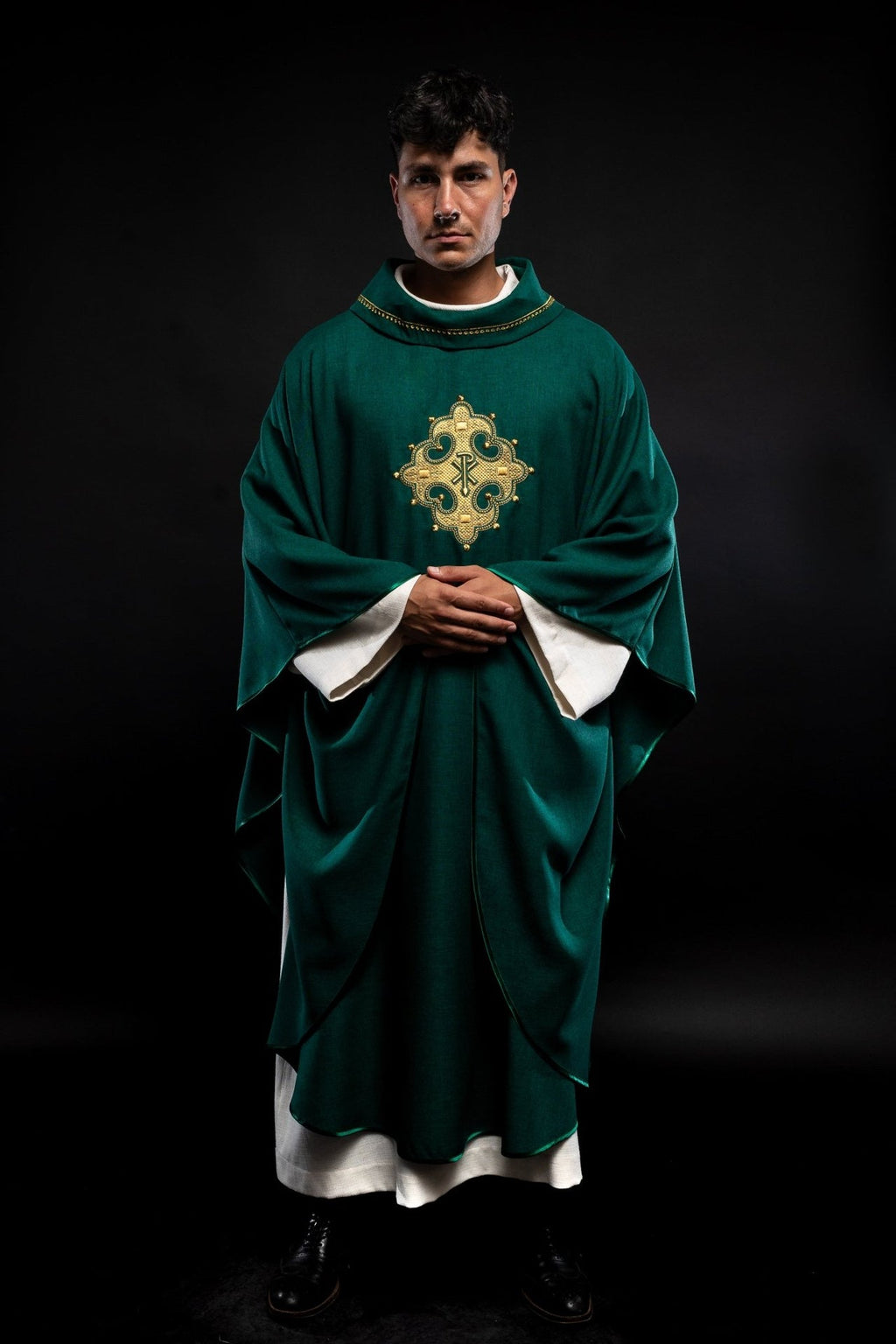 Ornat z haftowanym krzyżem i złotą lamówką na kołnierzu w kolorze zielonym