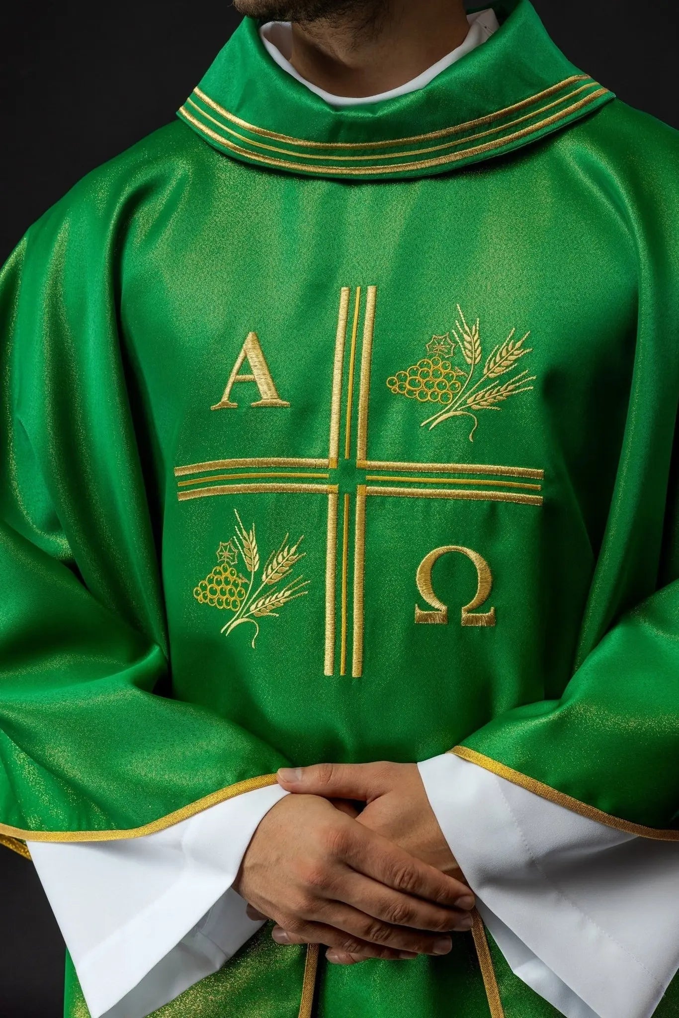 Ornat liturgiczny zielony z haftowanym krzyżem, motywami Alfa i Omega oraz kłosami