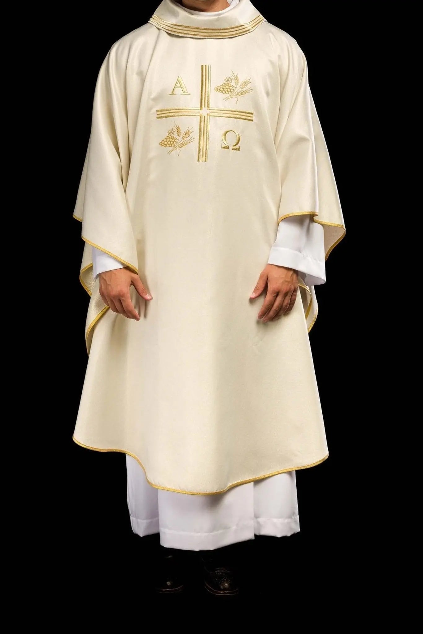 Ornat z haftowanym krzyżem i motywami Alfy i Omegi oraz uszami w kolorze ecru
