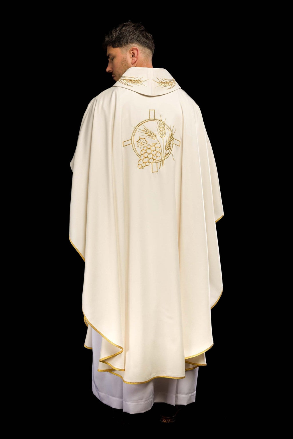 Ornat z haftowanym krzyżem oraz motywami kłosów w kolorze ecru