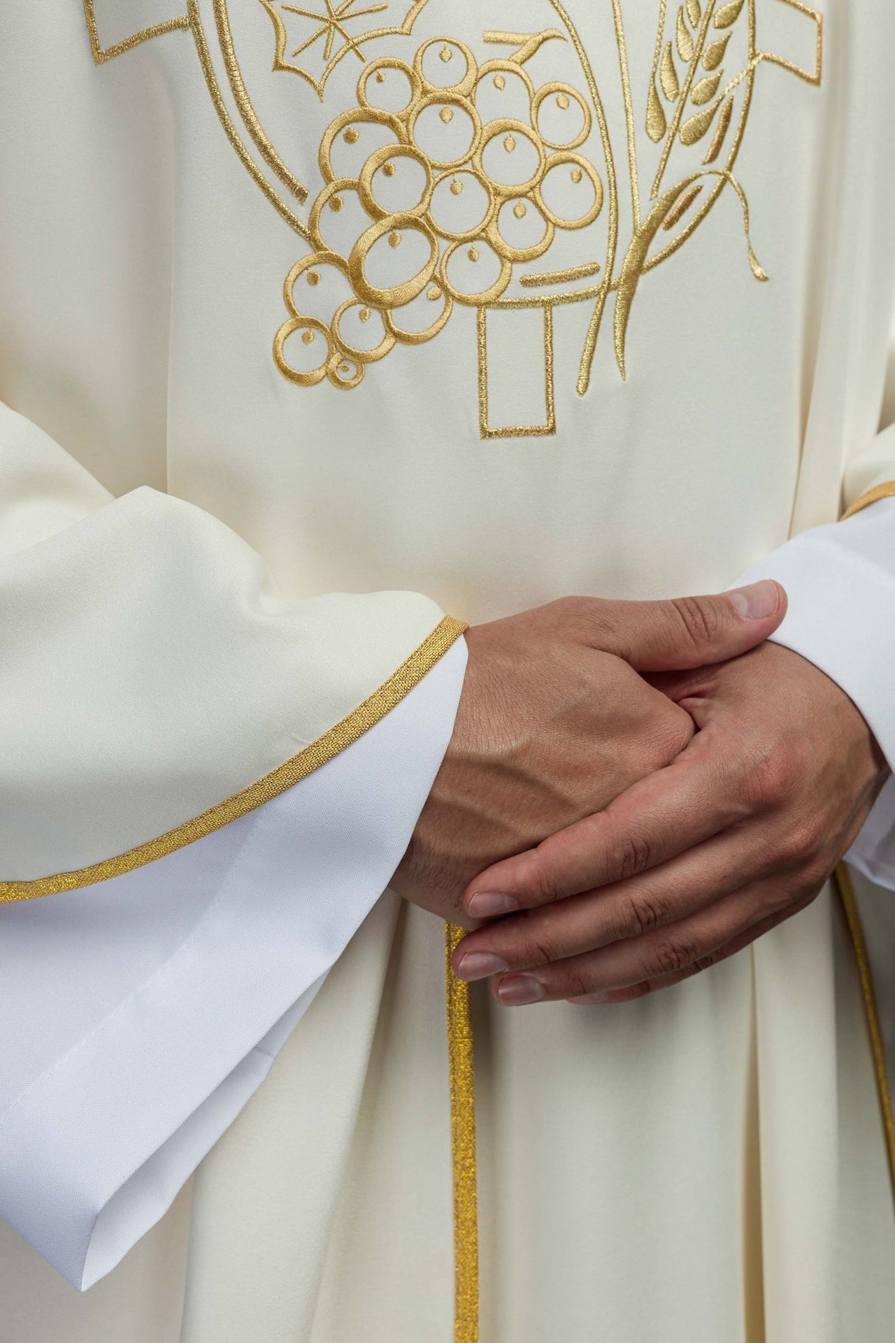 Ornat z haftowanym krzyżem oraz motywami kłosów w kolorze ecru