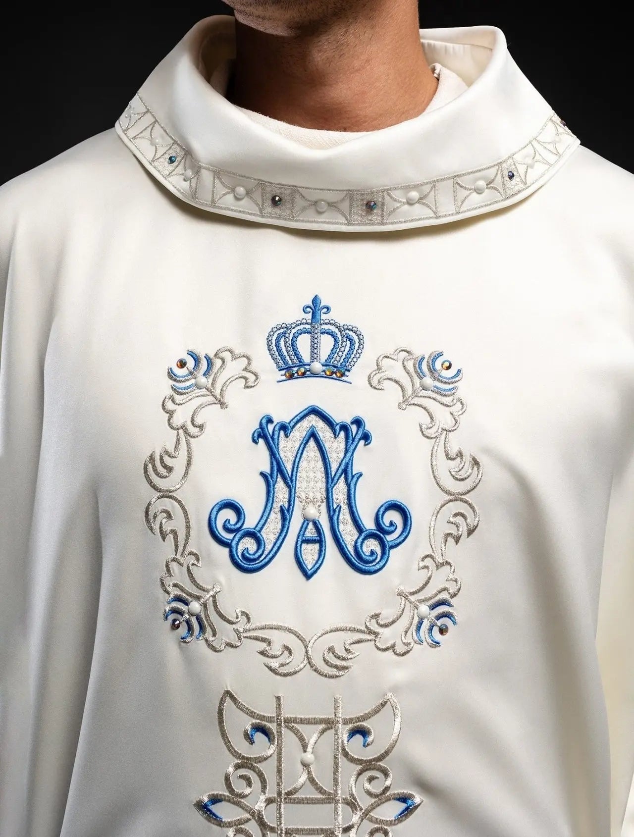 Ornat liturgiczny z haftowanym maryjnym pasem
