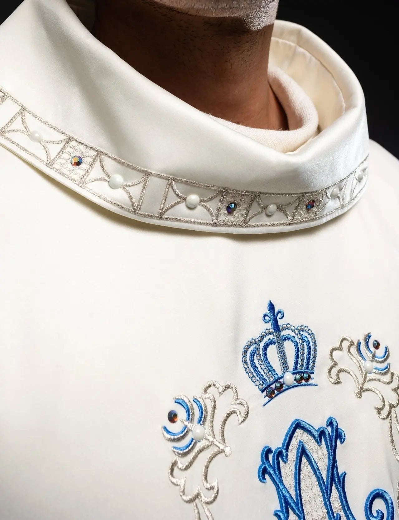 Ornat liturgiczny z haftowanym maryjnym pasem