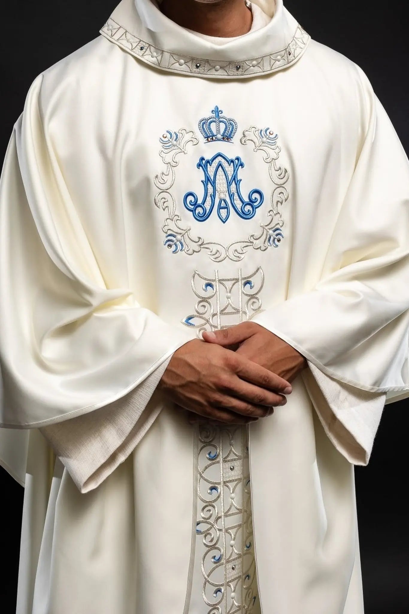 Ornat liturgiczny z haftowanym maryjnym pasem