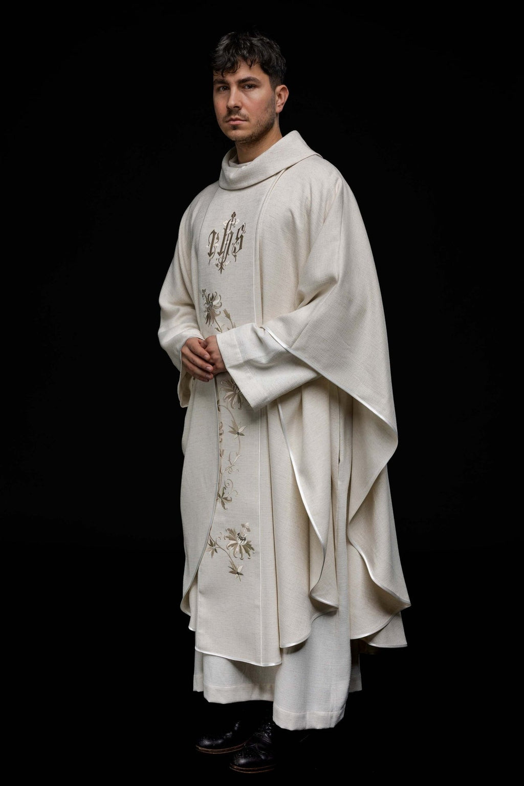 Ornat z haftowanym wzorem IHS ecru