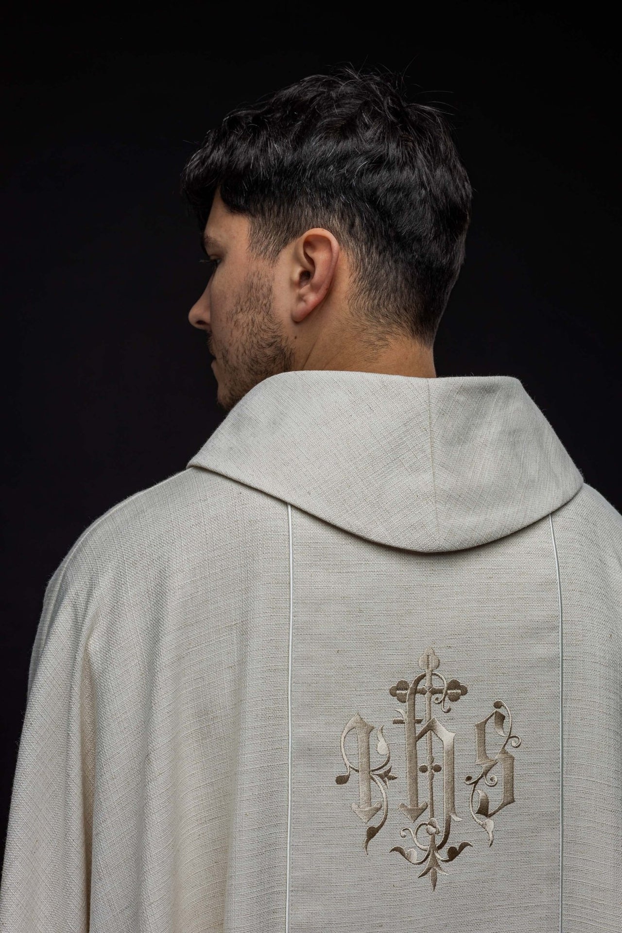 Ornat z haftowanym wzorem IHS ecru