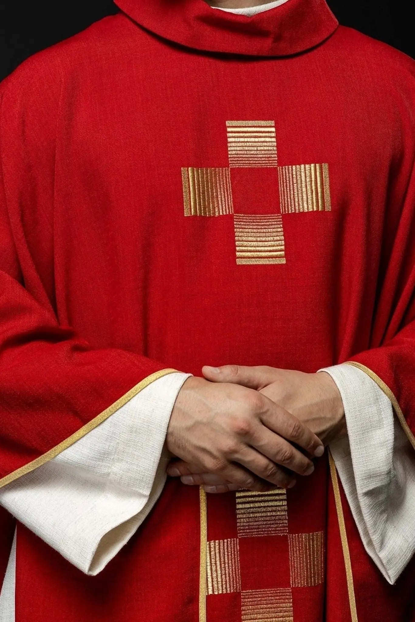 Ornat z haftowanymi krzyżami w kolorze czerwonym