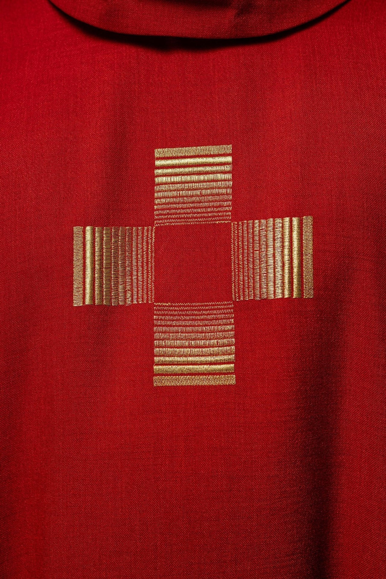 Ornat z haftowanymi Krzyżami w kolorze czerwonym