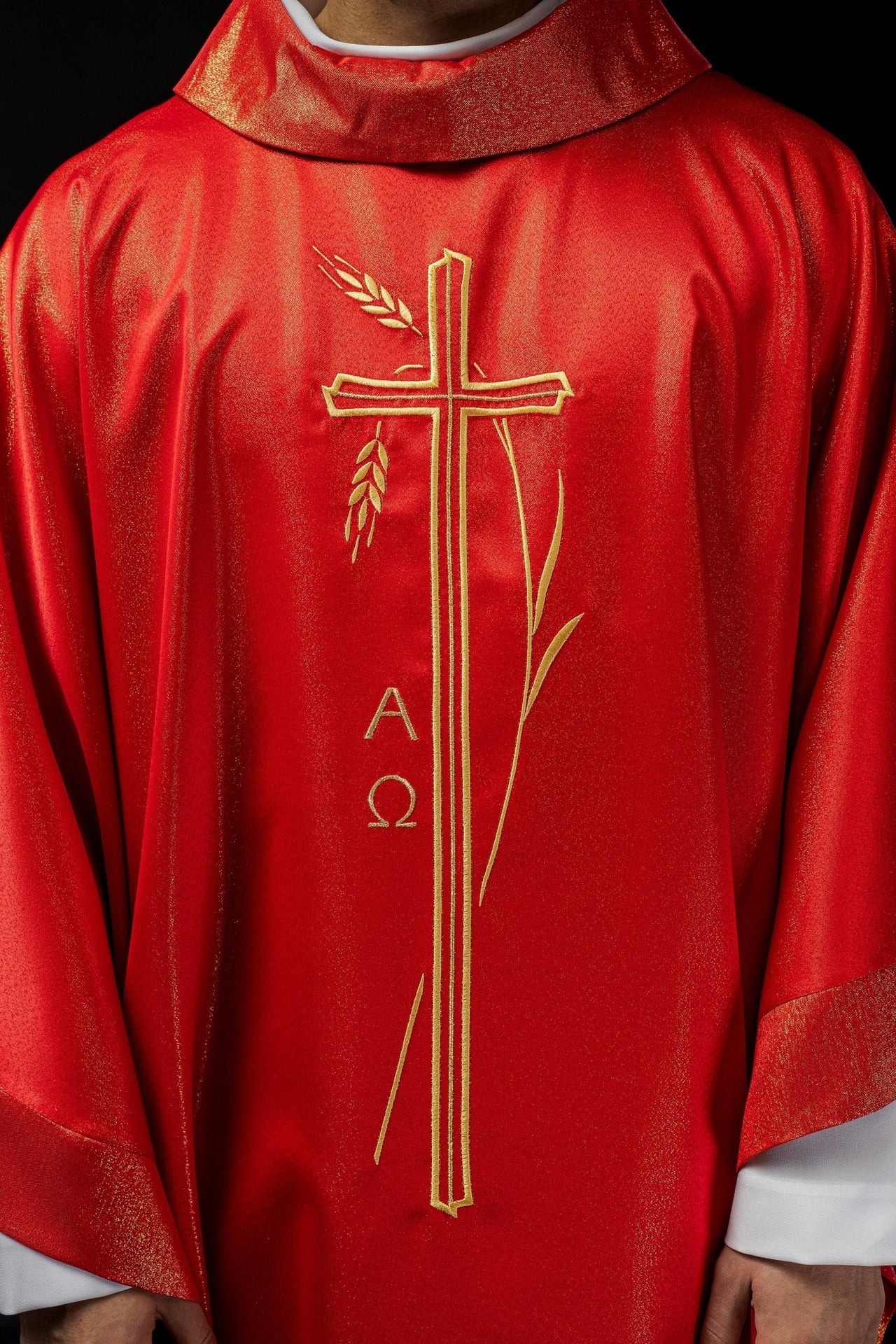 Ornat z motywem krzyża i kłosa w kolorze czerwonym