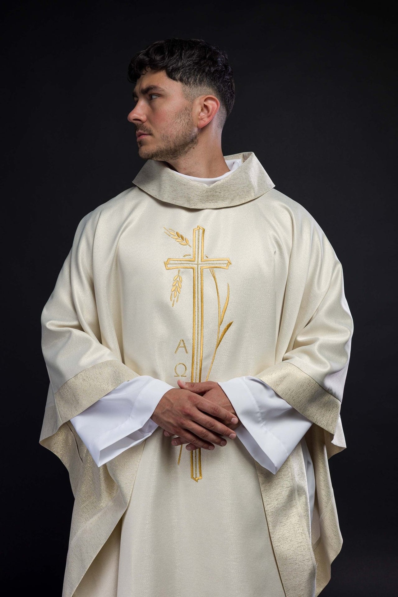 Ornat z motywem krzyża i kłosa w kolorze ecru