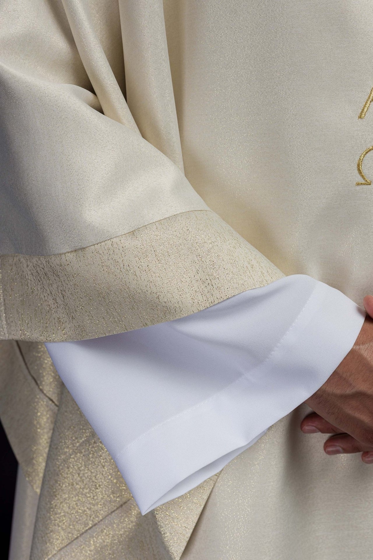 Ornat z motywem krzyża i kłosa w kolorze ecru