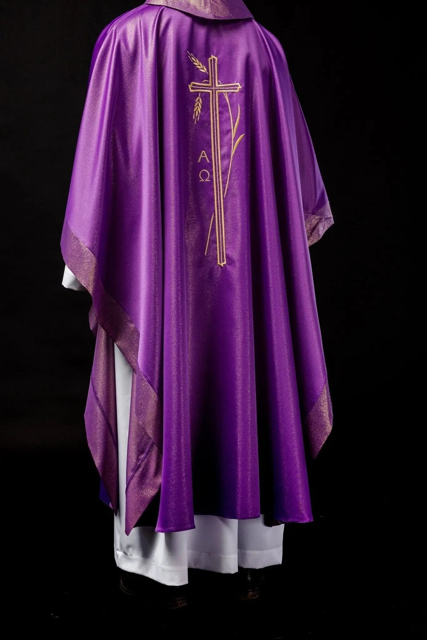 Ornat liturgiczny z krzyżem i motywem kłosów w fioletowym kolorze