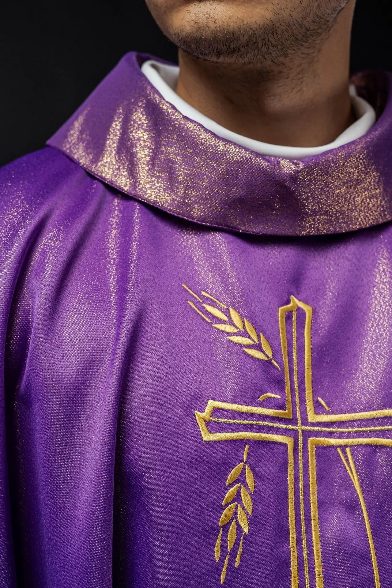 Ornat liturgiczny z krzyżem i motywem kłosów w fioletowym kolorze