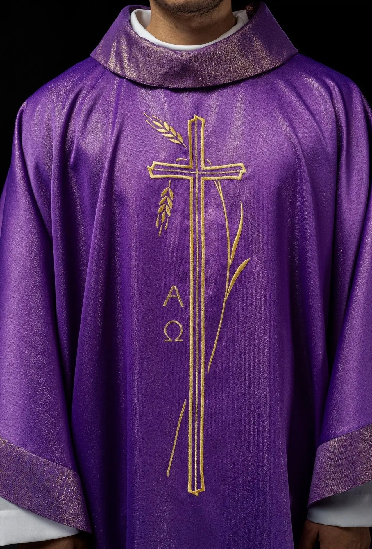 Ornat liturgiczny z krzyżem i motywem kłosów w fioletowym kolorze