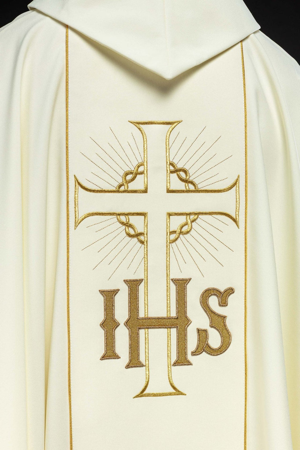 Ornat z zdobionym pasem IHS winogrona i kłosy oraz złotą lamówką