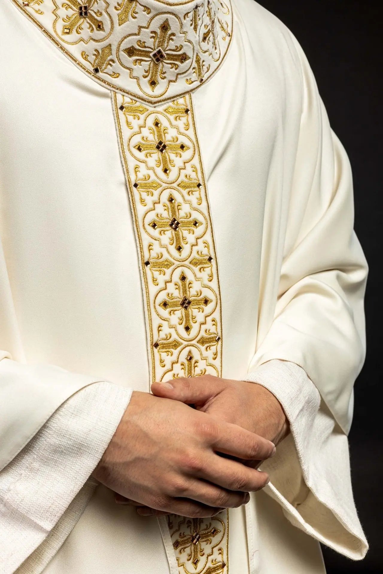 Chasuble decorated with 500 stones with a narrow band in ecru